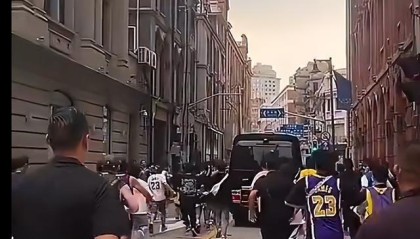 半岛体育官方网站-争议！詹姆斯专车往活动现场遭球迷拦截 保安怒喷“你们给我滚开”