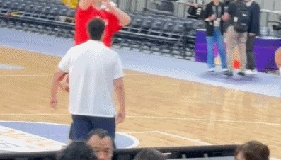 半岛体育-今晚迎FIBA成年组首秀！张子宇赛前热身秀“单手抛板”