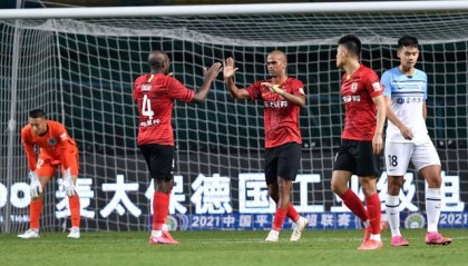 半岛体育-儒尼奥尔伤愈替补1分钟进制胜球 赛后感谢医疗组