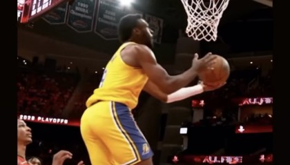 半岛体育-父子连线！詹姆斯转发昨日G3助攻布朗尼空接上篮慢放画面