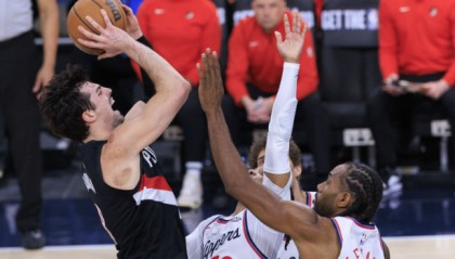 攻防被针对无限点菜，人挤人累死老大，今夏必须要做大交易了|快船|开拓者|加兰|小卡|阿夫迪亚_新浪体育_新浪新闻