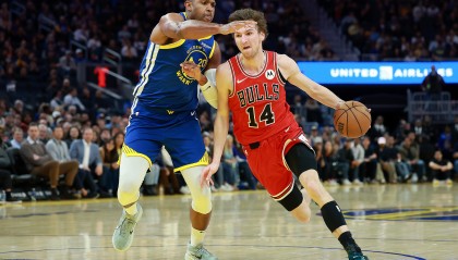 半岛体育-布泽利斯41分创生涯新高 公牛客场加时力克勇士