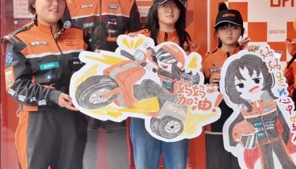 半岛体育-外卖员妈妈获F1观赛资格，11岁女儿自制应援画|F1车队|骑手|F1赛车|小丫头|事故_新浪体育_新浪新闻