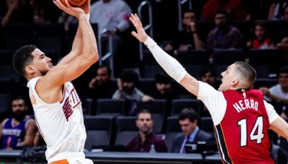 半岛体育官方网站-热火双星56分拯救希罗，布克24+9+9难救主，太阳无缘20分大逆转