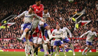 半岛体育APP-曼联3-1巩固前三！卡里克演后发制人，卡塞米罗破局B费破助攻纪录